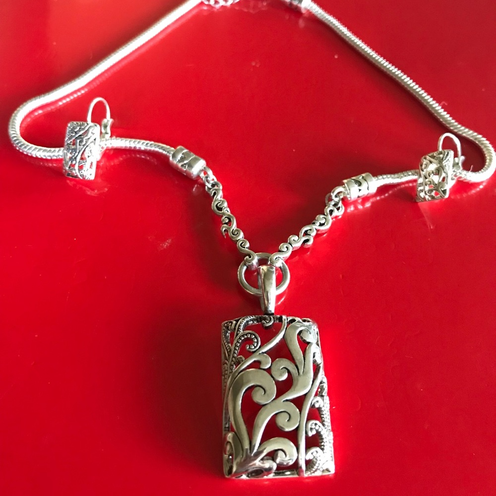 Beautiful Design Silver Necklace and Earrings Set